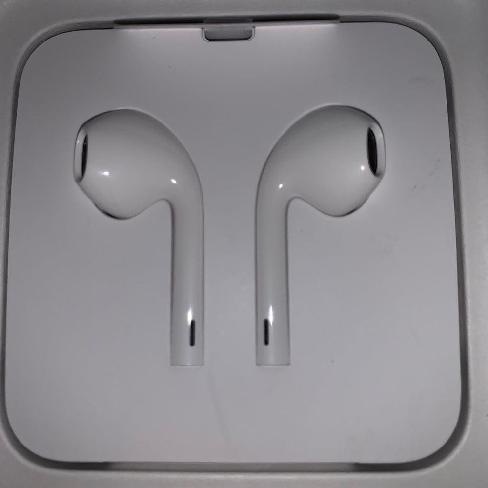Band new Apple headphones for 7 - Xs